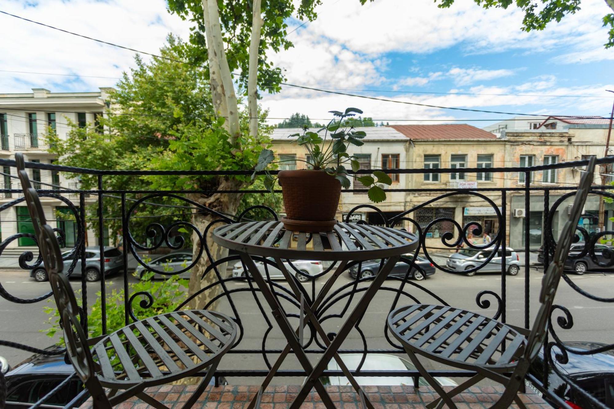Mulberry Ბჟოლები Apartment Kutaisi Bagian luar foto